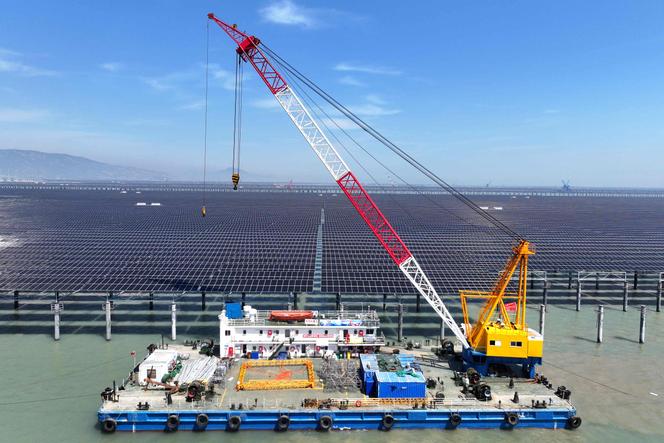 Instalação de painéis solares no mar, em Lianyungang, na província chinesa de Jiangsu, 19 de abril de 2026. 