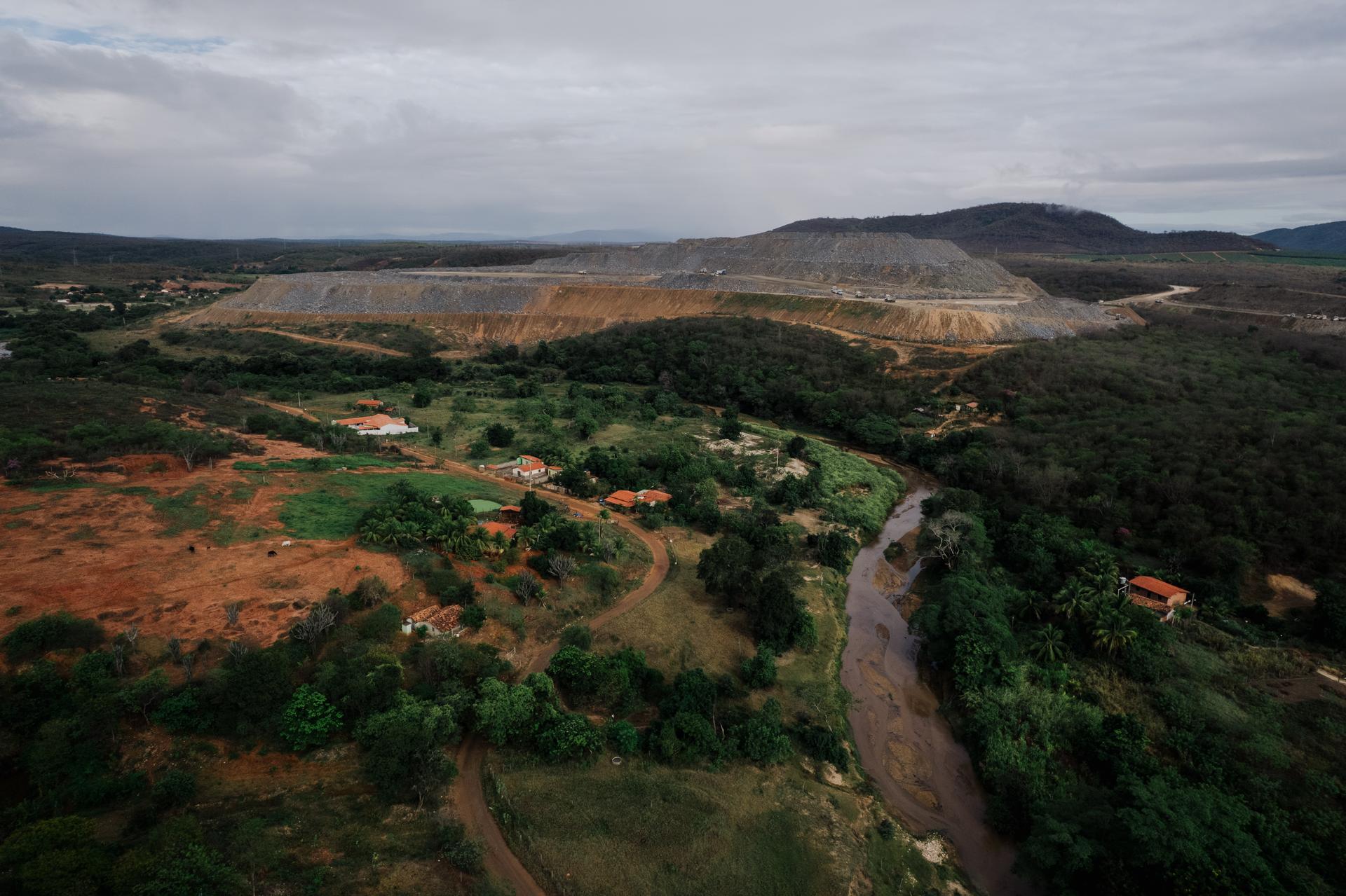 Terril de résidus miniers de la mine de Sigma Lithium, dans la vallée de Jequitinhonha, dans le Minas Gerais, au Brésil, le 29 mai 2025.
