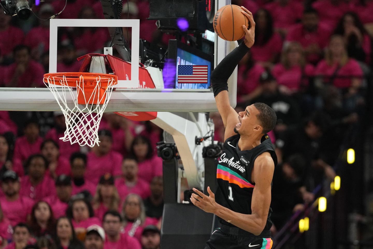 Victor Wembanyama réussit son premier match en play-offs de la NBA et marque 35 points contre Portland