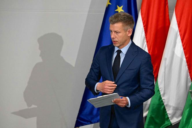 Péter Magyar, que tomará posse como Primeiro-Ministro da Hungria em maio, após a primeira reunião do seu grupo parlamentar, em Budapeste, em 20 de abril de 2026.