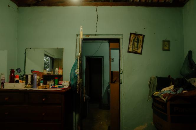 Rachaduras são visíveis nas paredes de uma casa localizada próxima a uma mineração de lítio, no Vale do Jequitinhonha, Brasil, em 29 de maio de 2025.