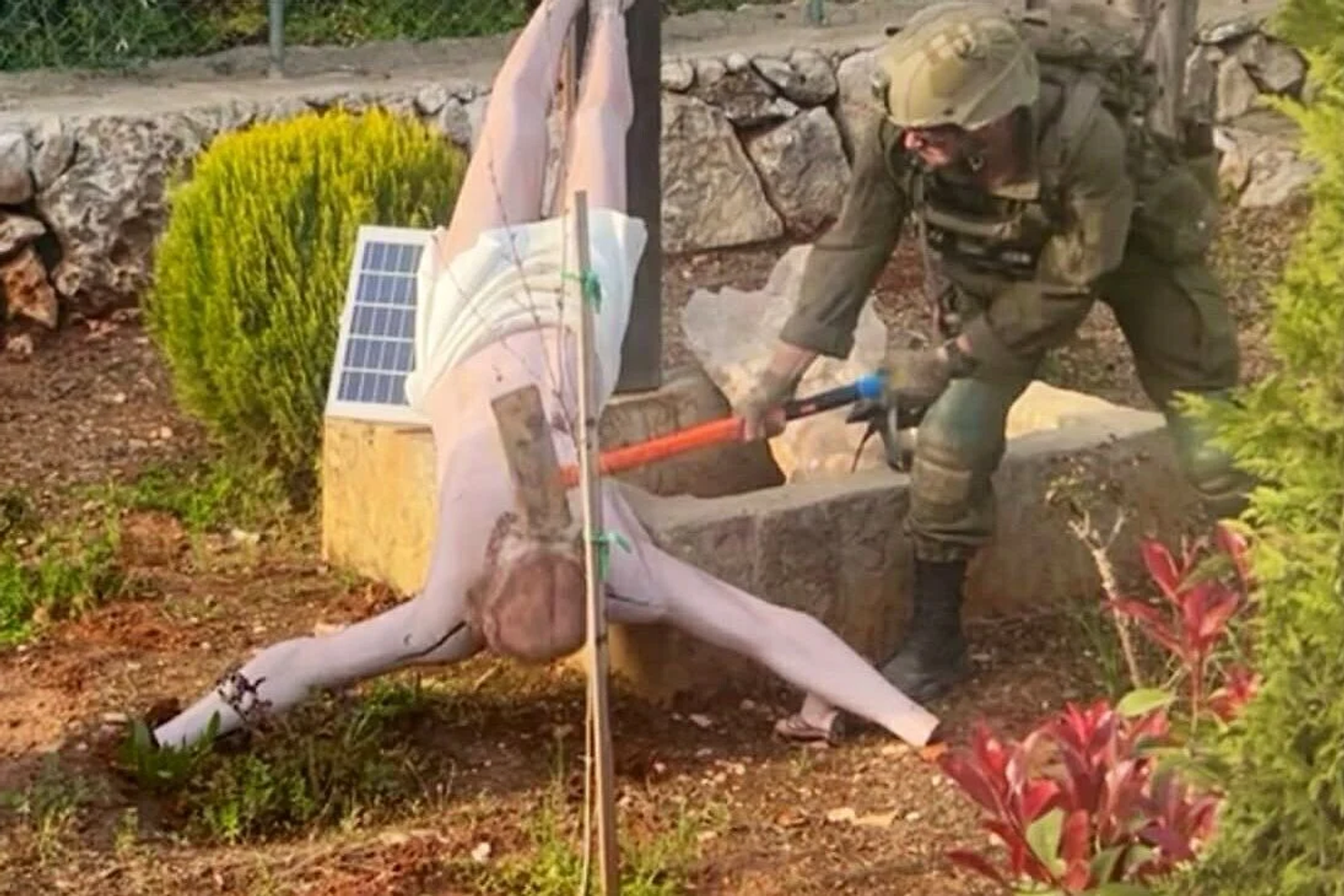 Israël, qui confirme que le soldat photographié frappant une statue de Jésus est Israélien, présente des excuses