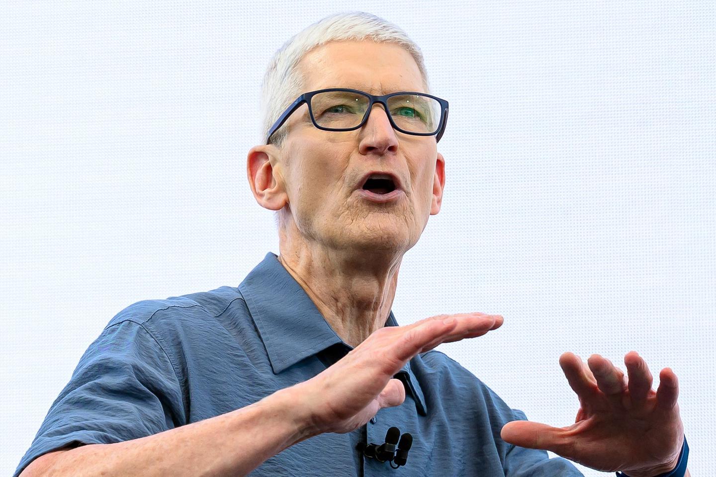 Apple : Tim Cook passe la main à la tête d’un géant de la tech resté à l’écart de la révolution de l’IA