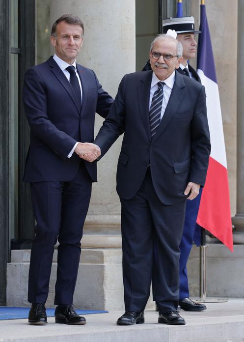 Emmanuel Macron serre la main du premier ministre libanais Nawaf Salam, au palais de l’Elysée, à Paris, le 21 avril 2026.