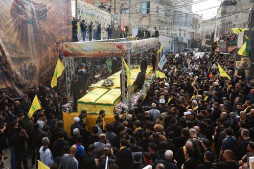 Aux funérailles de membres du Hezbollah, tués lors de la guerre contre Israël, à Kfar Sir (Liban), le 21 avril 2026, pendant un cessez-le-feu de dix jours entre le Liban et Israël.