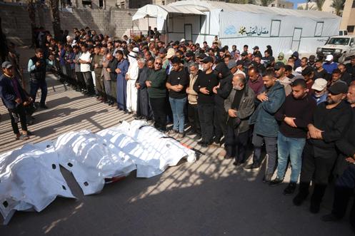 Funérailles de victimes de bombardements israéliens à Khan Younès, dans le sud de la bande de Gaza, le 21 avril 2026.