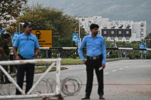 Des agents de sécurité montent la garde près de l’hôtel Serena, qui a accueilli le premier cycle de négociations américano-iraniennes, à Islamabad, le 21 avril 2026.