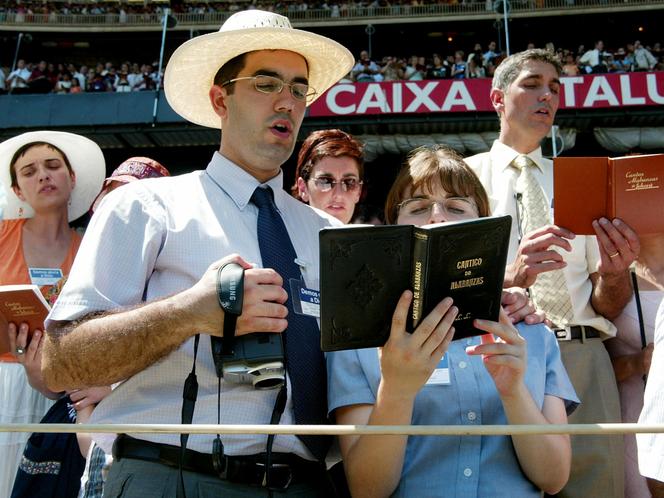 Des fidèles prient lors d’une assemblée internationale des Témoins de Jéhovah, à Barcelone, le 2 août 2003.