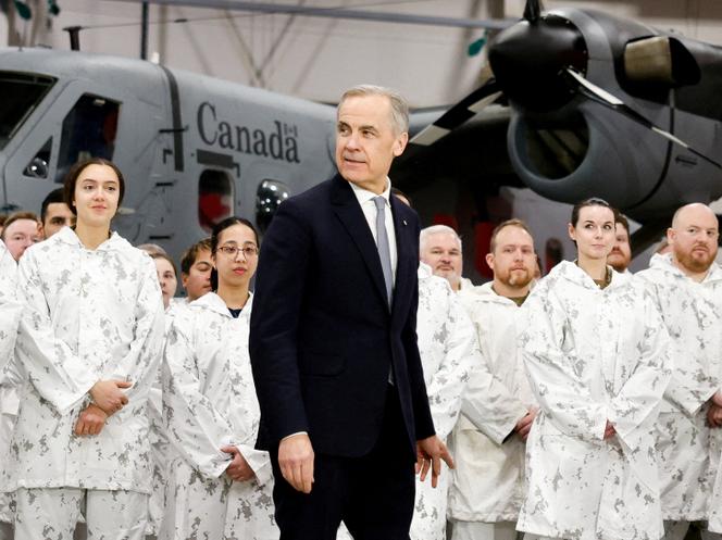 Le premier ministre canadien, Mark Carney, devant des membres des forces armées, lors de sa visite 440e escadron de transport de l’aviation royale du Canada, à Yellowknife (Canada), le 12 mars 2026.