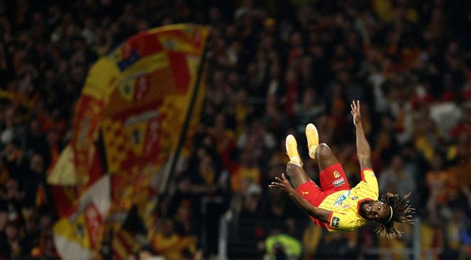 Allan Saint-Maximin comemora o segundo gol do Lens contra o Toulouse, na semifinal da Coupe de France, no Stade Bollaert-Delelis, em Lens (Pas-de-Calais), 21 de abril de 2026.