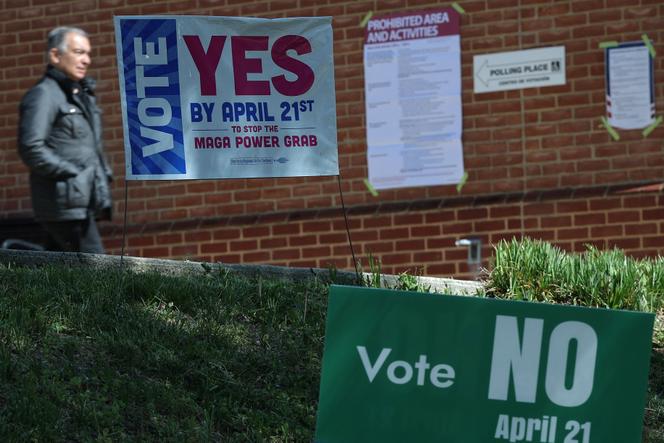 Um eleitor sai do local de votação na Biblioteca Westover em Arlington (Virgínia, Estados Unidos), em 21 de abril de 2026.