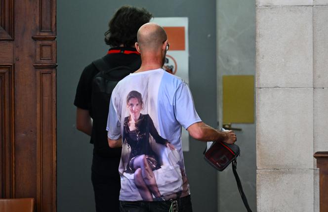 Stéphane Voirin, companheiro de Agnès Lassalle, vestido com uma camiseta em homenagem à sua falecida esposa, durante o primeiro dia do julgamento de seu assassino, no tribunal de Pau (Pirenéus-Atlânticos), 21 de abril de 2026.