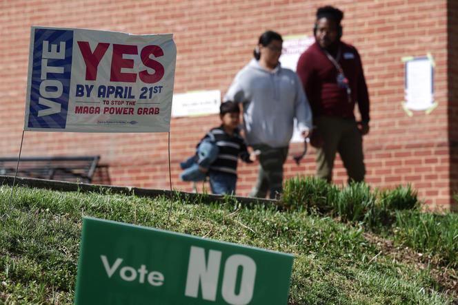 Em frente a uma seção eleitoral, durante a votação local sobre o redistritamento eleitoral, em Arlington (Virgínia), 21 de abril de 2026.