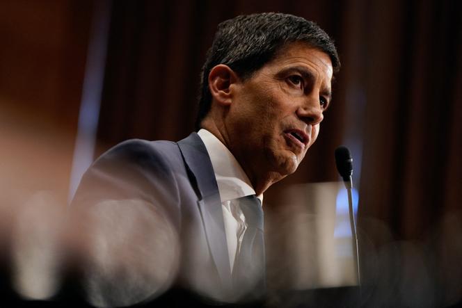 Kevin Warsh, indicado pelo presidente dos EUA, Donald Trump, para presidente do Federal Reserve, durante seu depoimento perante o Comitê Bancário do Senado no Capitólio, em Washington, em 21 de abril de 2026.