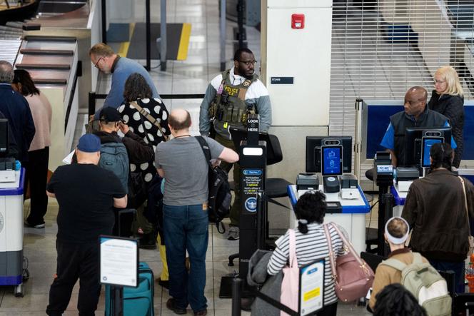 Um agente do ICE perto de um posto de controle de segurança no Aeroporto Internacional Thurgood Marshall em Baltimore/Washington, Maryland, 29 de março de 2026.