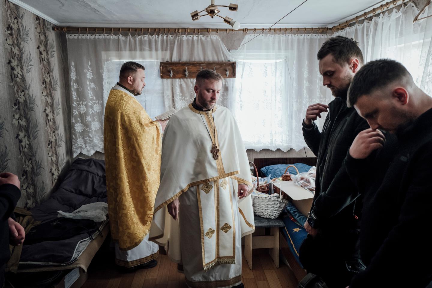 « Tout le monde s’est mis à croire en Dieu au premier bombardement » : en Ukraine, les aumôniers militaires, témoins directs de l’enfer du front