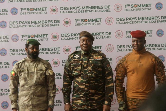 De gauche à droite, les leaders des juntes Assimi Goïta (Mali), Abdourahamane Tiani (Niger) et Ibrahim Traoré (Burkina Faso), lors du premier sommet des chefs d’Etat de l’Alliance des Etats du Sahel (AES) à Niamey, au Niger, le 6 juillet 2024.