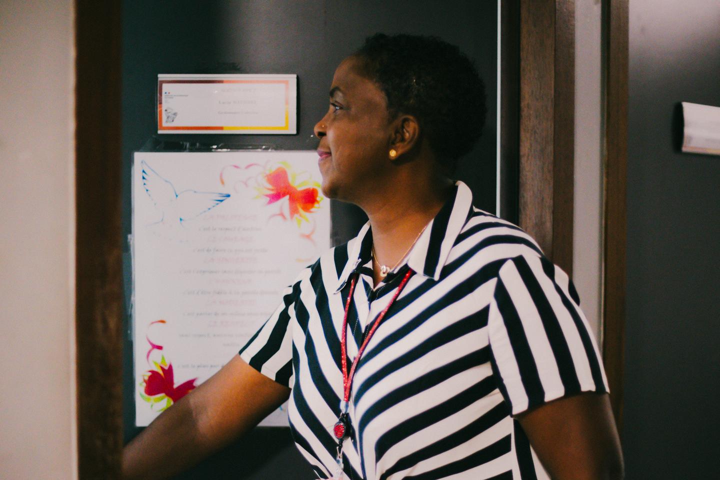 Lucia Withnel, agente de l’éducation nationale : « J’avais peur d’être stigmatisée en portant un appareil visible par tous »