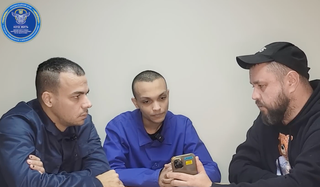 Capture d’écran d’une vidéo YouTube, diffusée en février 2022. Mohammed Al-Senoussi (au centre), entouré d’un traducteur (à gauche) et du youtubeur ukrainien Dmytro.