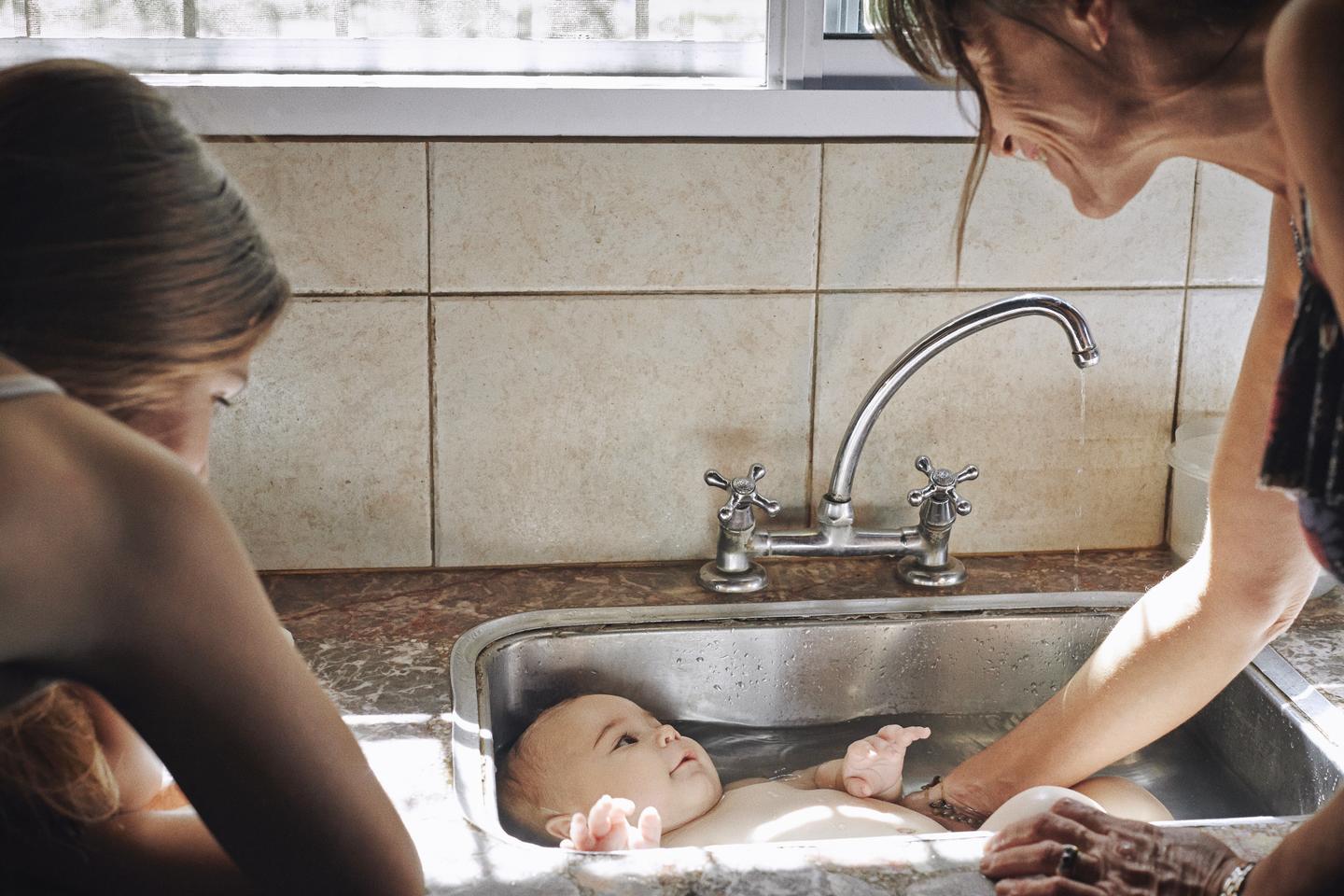 Après la naissance d’un enfant, l’indispensable grand-mère maternelle : « Elle a débarqué avec des vieux bodys et un tire-lait dans sa valise »