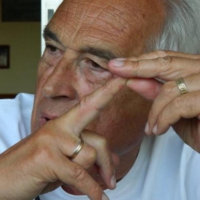 Fotografia do romancista Dominique Douay, publicada em sua conta no LinkedIn.