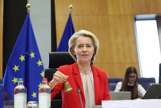 Ursula von der Leyen, Presidente da Comissão Europeia, abre a reunião do Colégio de Comissários Europeus, em Bruxelas, em 22 de abril de 2026.