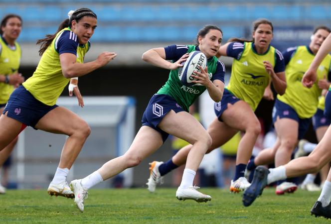 A francesa Anaïs Grando corre com a bola durante um treino, em preparação para a partida do Torneio das Seis Nações contra a Irlanda, em Marcoussis (Essonne), em 21 de abril de 2026.  