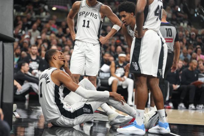 Victor Wembanyama após queda durante o jogo San Antonio Spurs x Portland Trail Blazers, em San Antonio (Texas), 21 de abril de 2026.