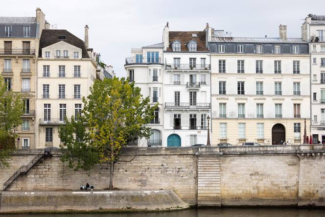 Um sem-teto às margens do Sena, em Paris, 31 de agosto de 2025.