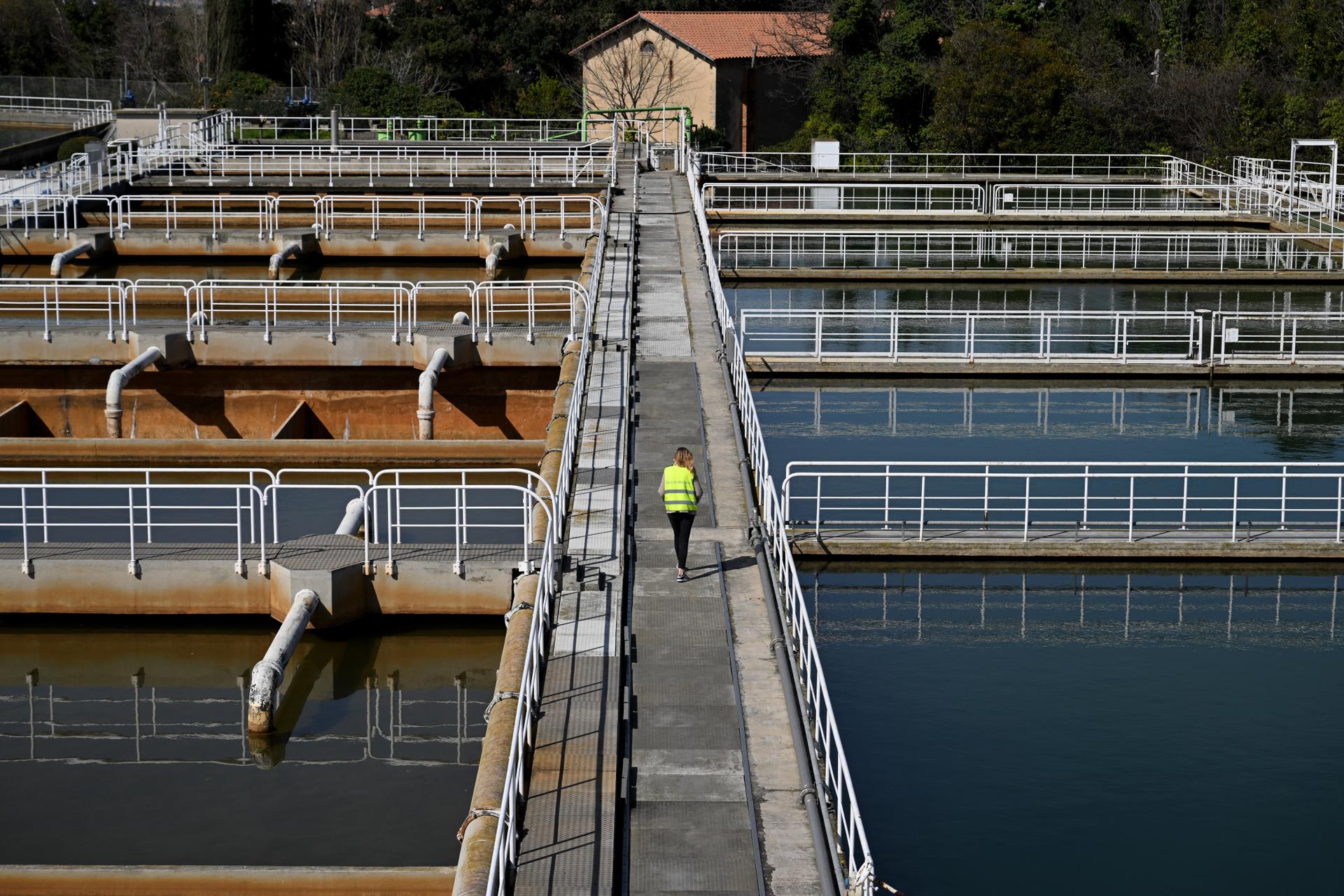 Bassins de filtrage du centre de production d’eau potable de Sainte-Marthe, à Marseille, le 15 mars 2024.