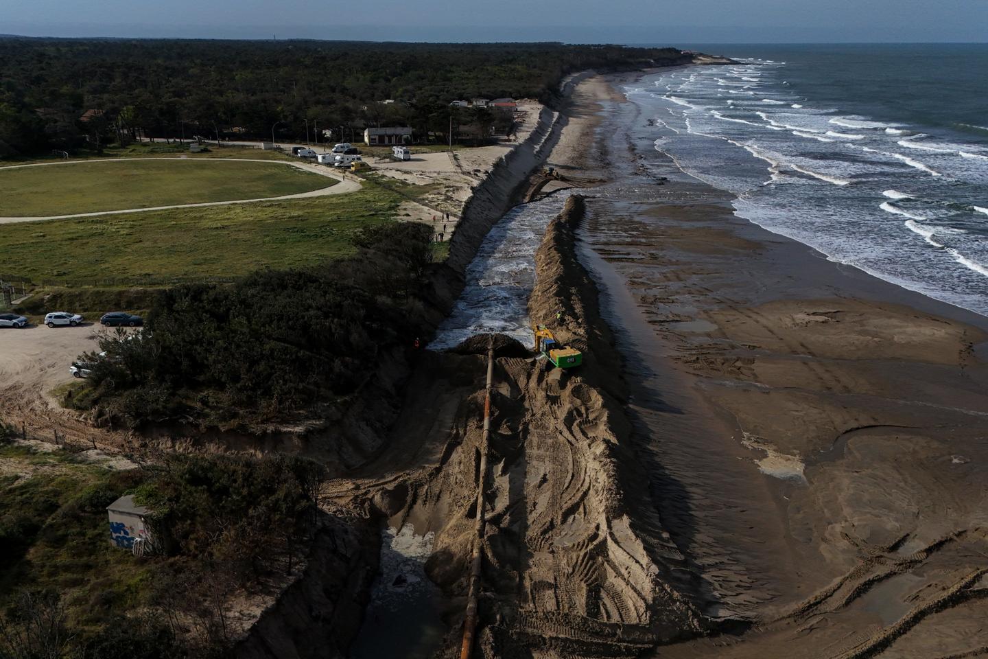 A Soulac-sur-Mer, des travaux titanesques pour reconstruire la plage avalée par la mer : « Ici, le sable est le seul maître »
