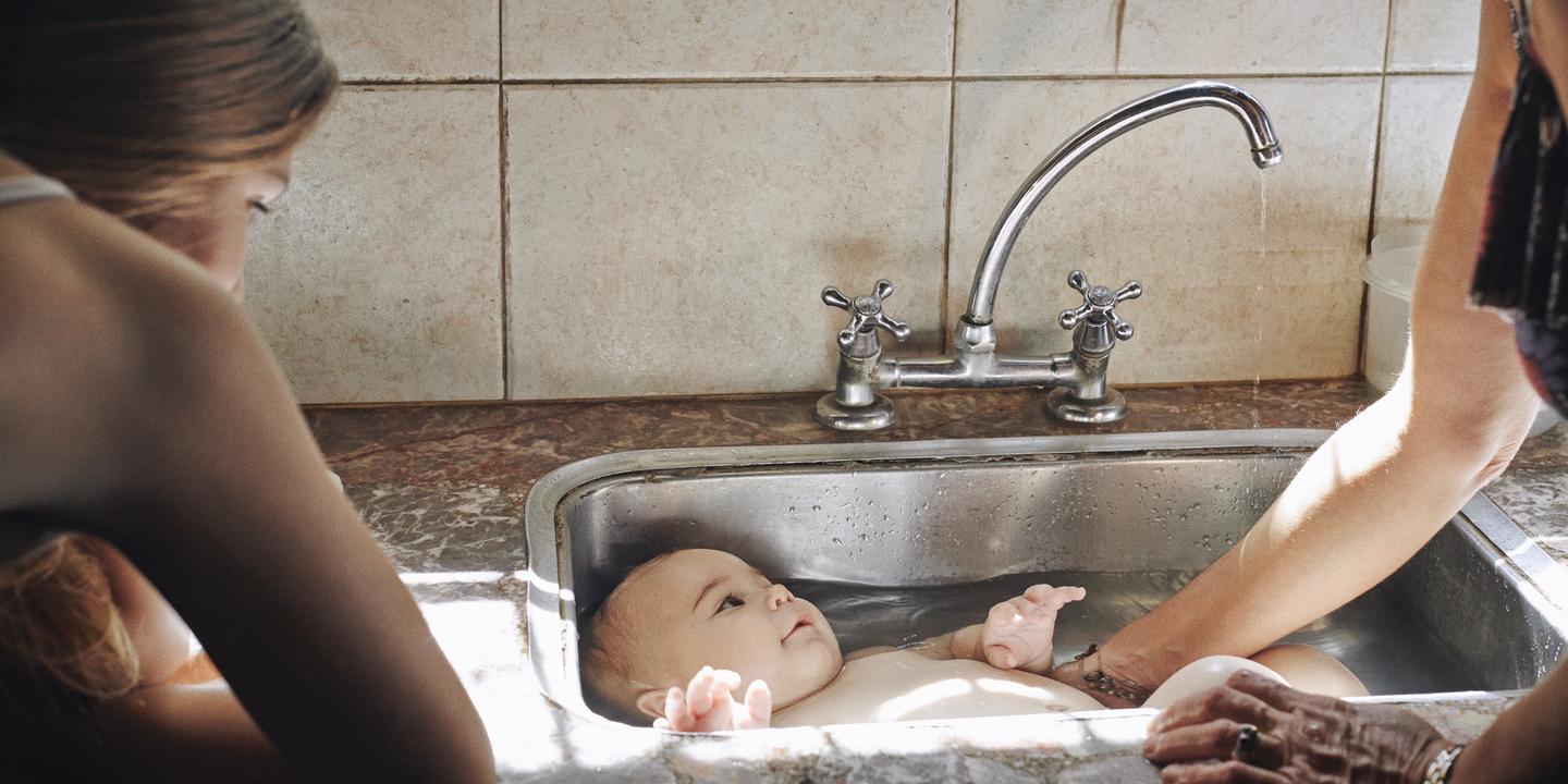 Après la naissance, la grand-mère maternelle, un soutien indispensable