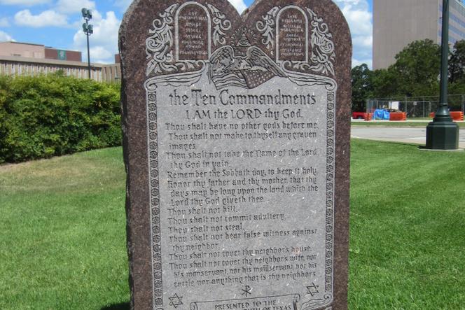 Uma gravura dos Dez Mandamentos, em Austin, Texas, em agosto de 2018.