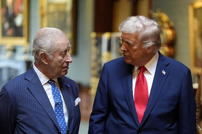 O rei Carlos III (à esquerda) e o presidente dos EUA, Donald Trump, no Castelo de Windsor em Berkshire, Inglaterra, em 18 de setembro de 2025.