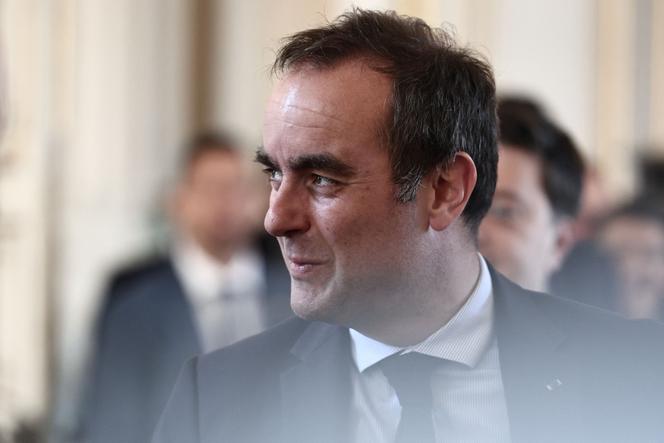 O Primeiro-Ministro, Sébastien Lecornu, chega à prefeitura de Bouches-du-Rhône, no âmbito da sua visita a Marselha, no dia 23 de abril de 2026.