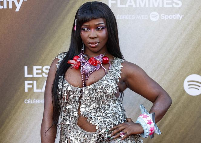 A cantora Theodora na quarta cerimônia das Chamas, no Seine musicale, em Boulogne-Billancourt (Hauts-de-Seine), 23 de abril de 2026.