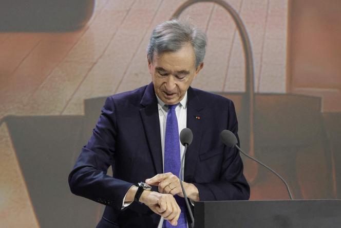 O CEO da LVMH, Bernard Arnault, durante a assembleia geral anual do grupo de luxo em Paris, em 23 de abril de 2026.
