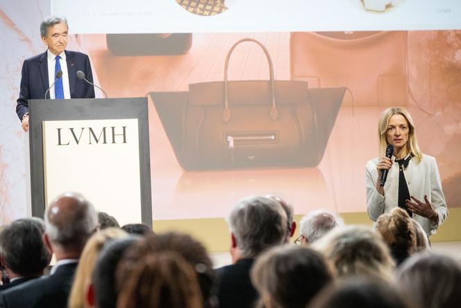 O CEO da LVMH, Bernard Arnault, e sua filha Delphine Arnault, CEO da Dior e membro do conselho de administração e do comitê executivo da LVMH, durante a assembleia geral do grupo de luxo, em Paris, em 23 de abril de 2026. 