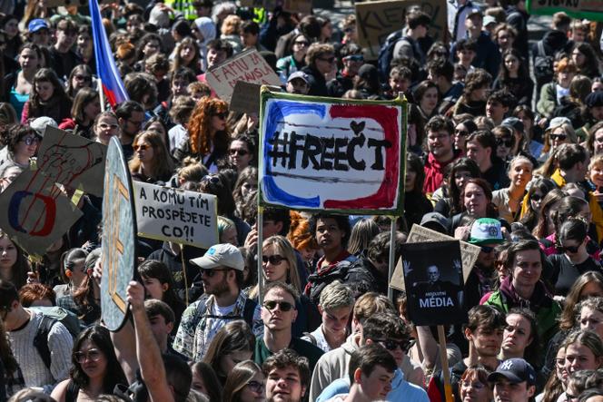 Várias centenas de estudantes expressam o seu apoio aos meios de comunicação de serviço público, em Praga, 22 de abril de 2026.