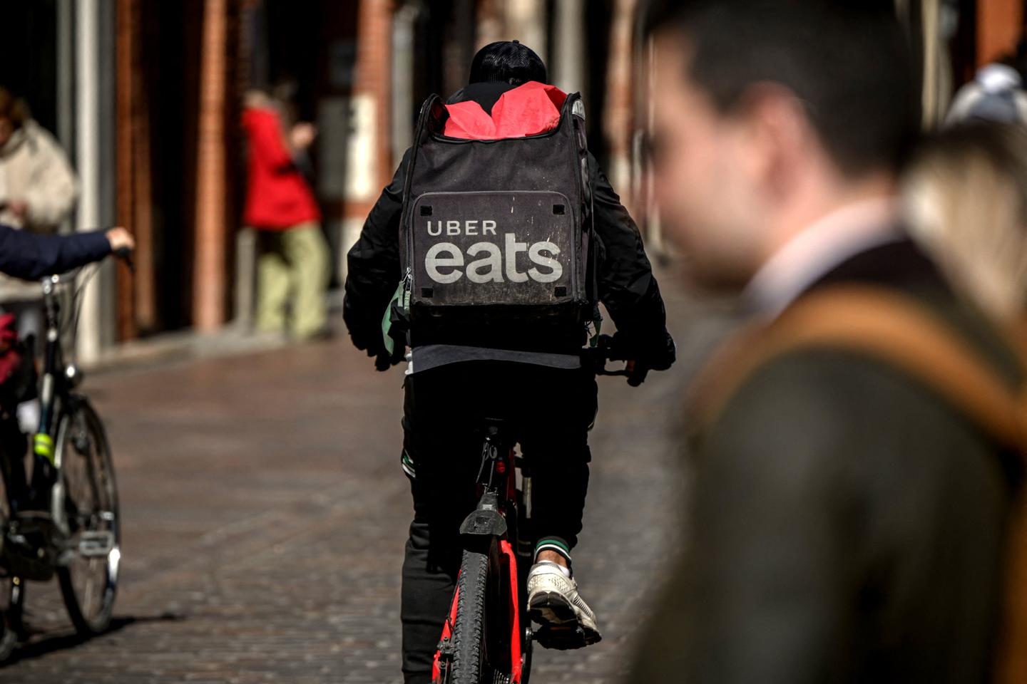 Uber Eats et Deliveroo accusés de traite d’êtres humains : « La situation des livreurs, ces prolétaires du XXIᵉ siècle, a de quoi indigner »
