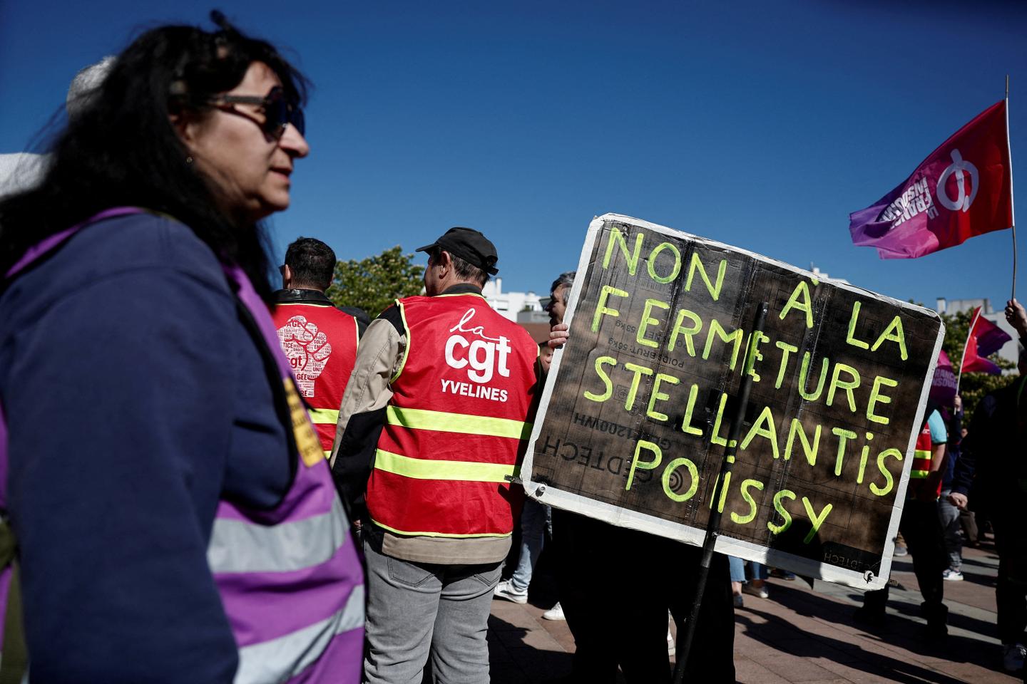 Chez Stellantis, à Poissy, peu de salariés en grève et des sous-traitants inquiets
