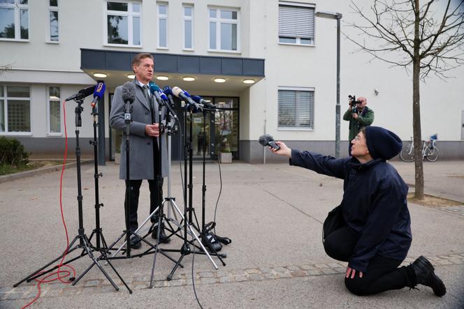 O primeiro-ministro socialista cessante da Eslovênia, Robert Golob, fora de uma seção eleitoral em Liubliana, em 22 de março de 2026.
