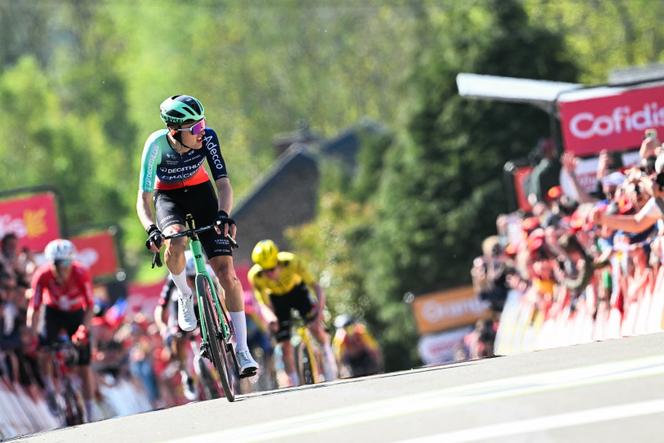 Paul Seixas, durante a subida final do Mur de Huy, na Flèche Wallonne, 22 de abril de 2026.