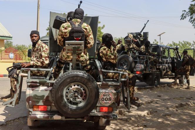 Soldados nigerianos patrulham Maiduguri em 18 de março de 2026, após um dos ataques mais mortíferos que a capital do estado de Borno já viu em anos.