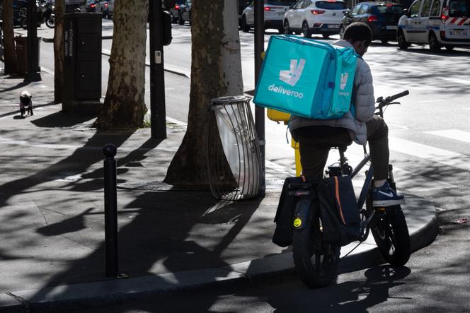 Um entregador Deliveroo, em Paris, 7 de abril de 2026.