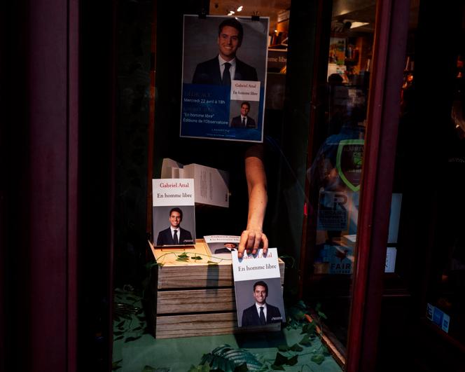Dedicatória do livro de Gabriel Attal, “En homme libre”, na véspera de seu lançamento, na livraria Lamartine de Paris, 22 de abril de 2026.