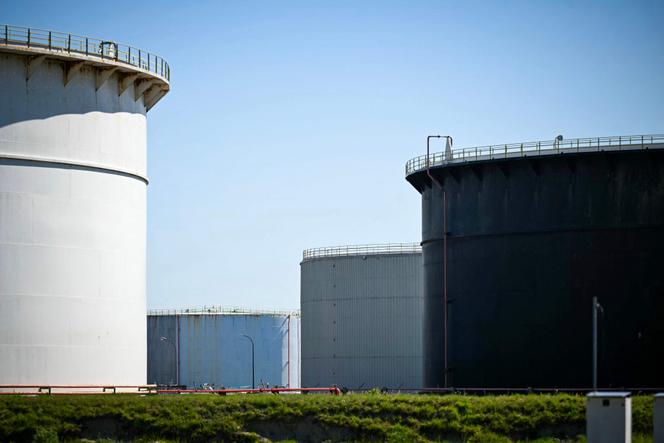 Tanques nas instalações da refinaria TotalEnergies em Gronfreville-L'Orcher (Seine-Maritime), 23 de abril de 2026. 