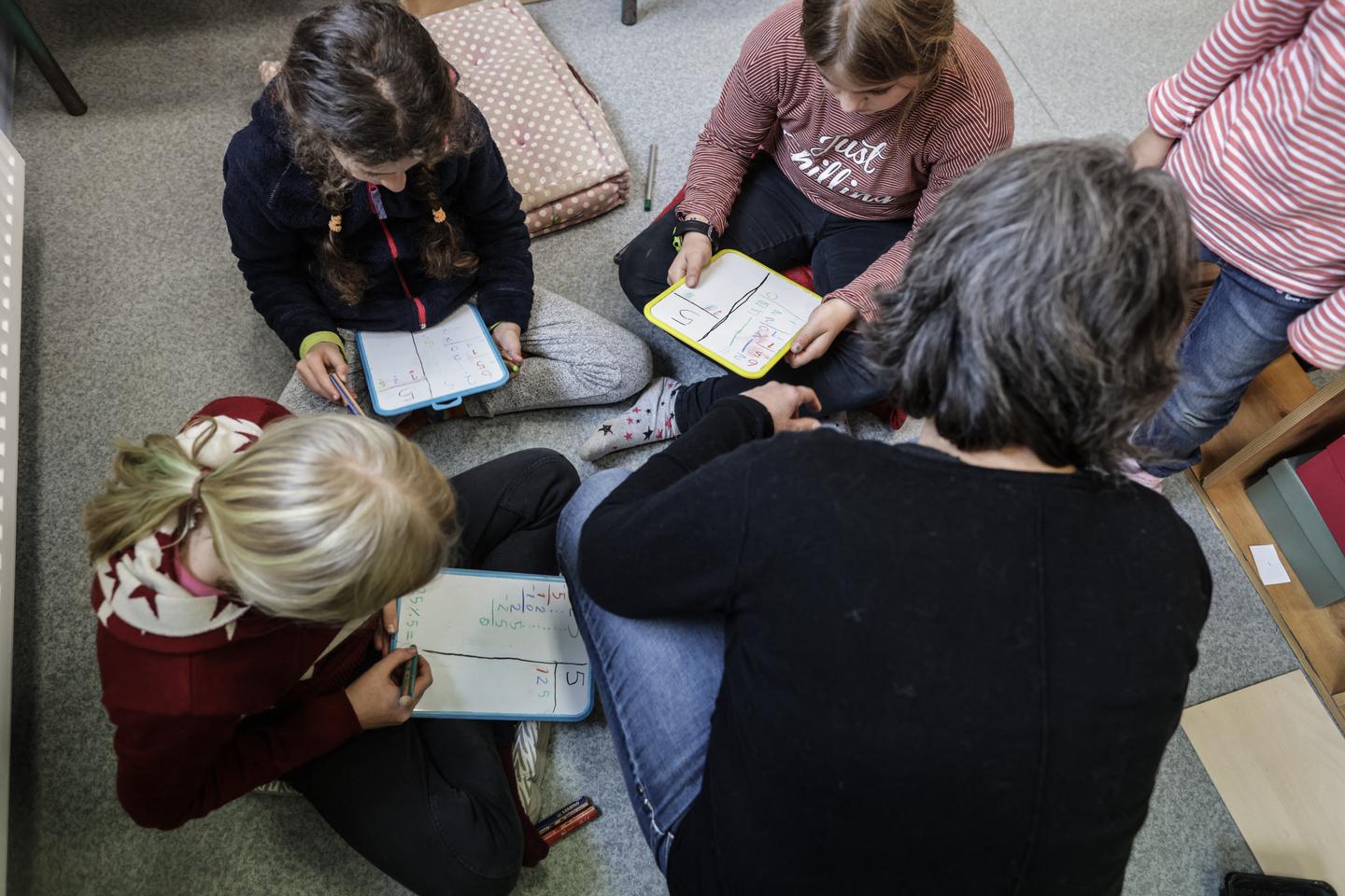 Mathématiques : les filles prennent à nouveau du retard sur les garçons dans le monde, après des années de progrès