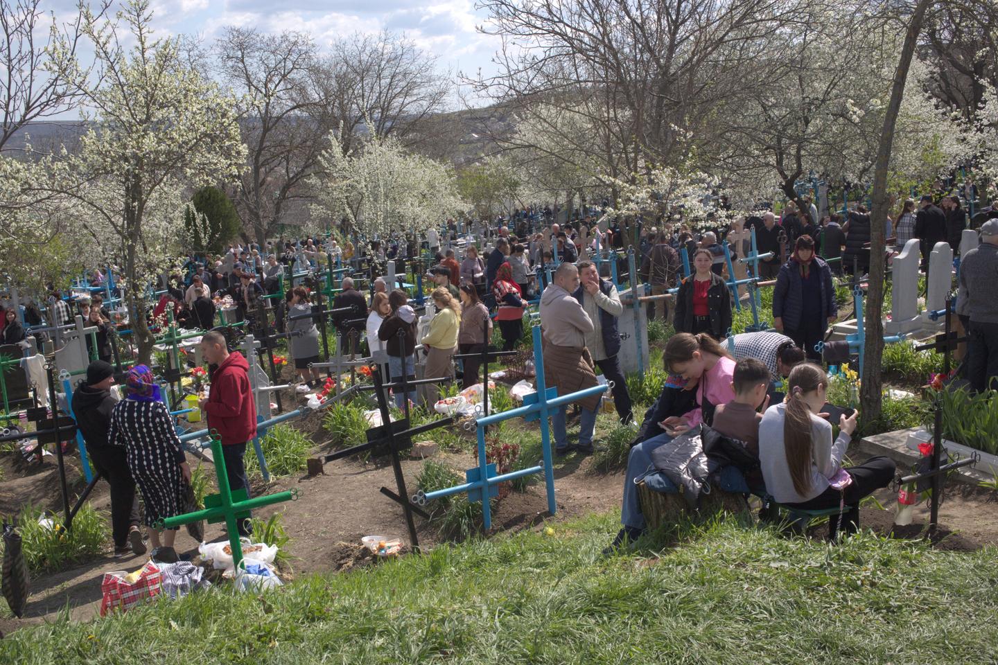 En Moldavie, repas de famille au cimetière pour la « Pâque des morts »