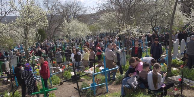 In Moldova, families gather at cemeteries for 'Easter of the Dead'